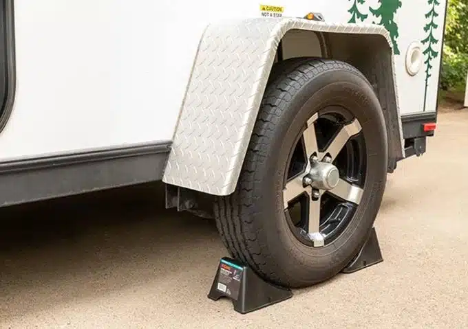 Chocks and leveling accessories